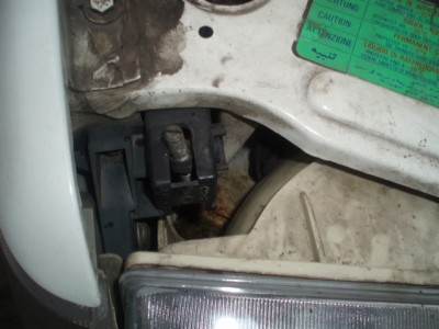 Wkręt regulujący precyzyjnie wysokość świecenia reflektora.