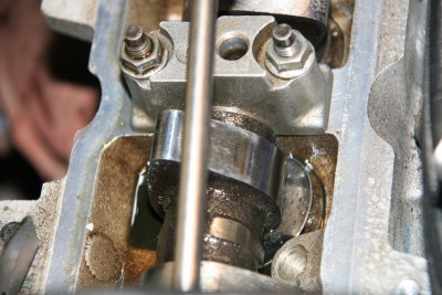 IMG_9453.JPG (440.71 KiB) Przejrzano 7314 razy Wałek ze 128 konnej wersji - zdjęta pokrywa podczas lokalizowania przyczyny braku ciśnienia oleju.