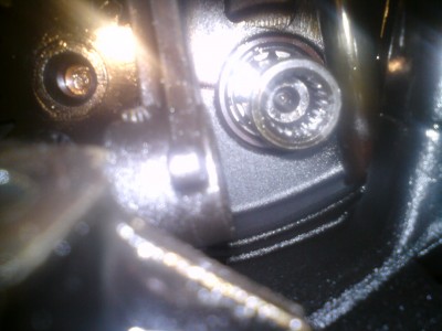 prawdopodobnie tulejka która udaremniła pierwsze złożenie(nawet sobie nie wyobrażacie jak musiałem się ustawić żeby zrobić to zdjęcie :-))