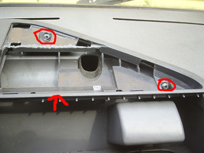 Krok 4: Po podważeniu trójkąta w miejscu mniejwiecej zaznaczonym strzałką czyli od spodu odkręcamy 2 śrubki znaznaczone na foto