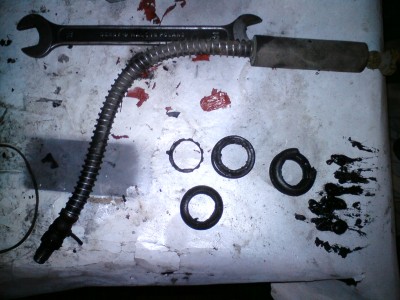 resztki starych gumek i stary przewód