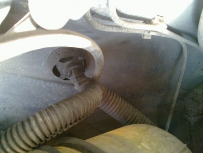 ...kabel od zielonej wtyczki łączy się do wiązki kabli idącej przez gródź do komputera