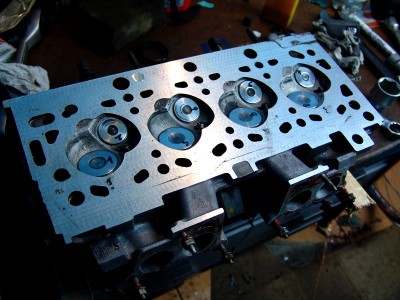 Głowica po małym remoncie, widać jeszcze jakieś "wżery" ale radomszczański mistrz zapewnił mnie że to nie problem? Zawory wyczyszczone i dotarte. Nowe uszczelniacze zaworowe i uszczelniacz wałka rozrządu.