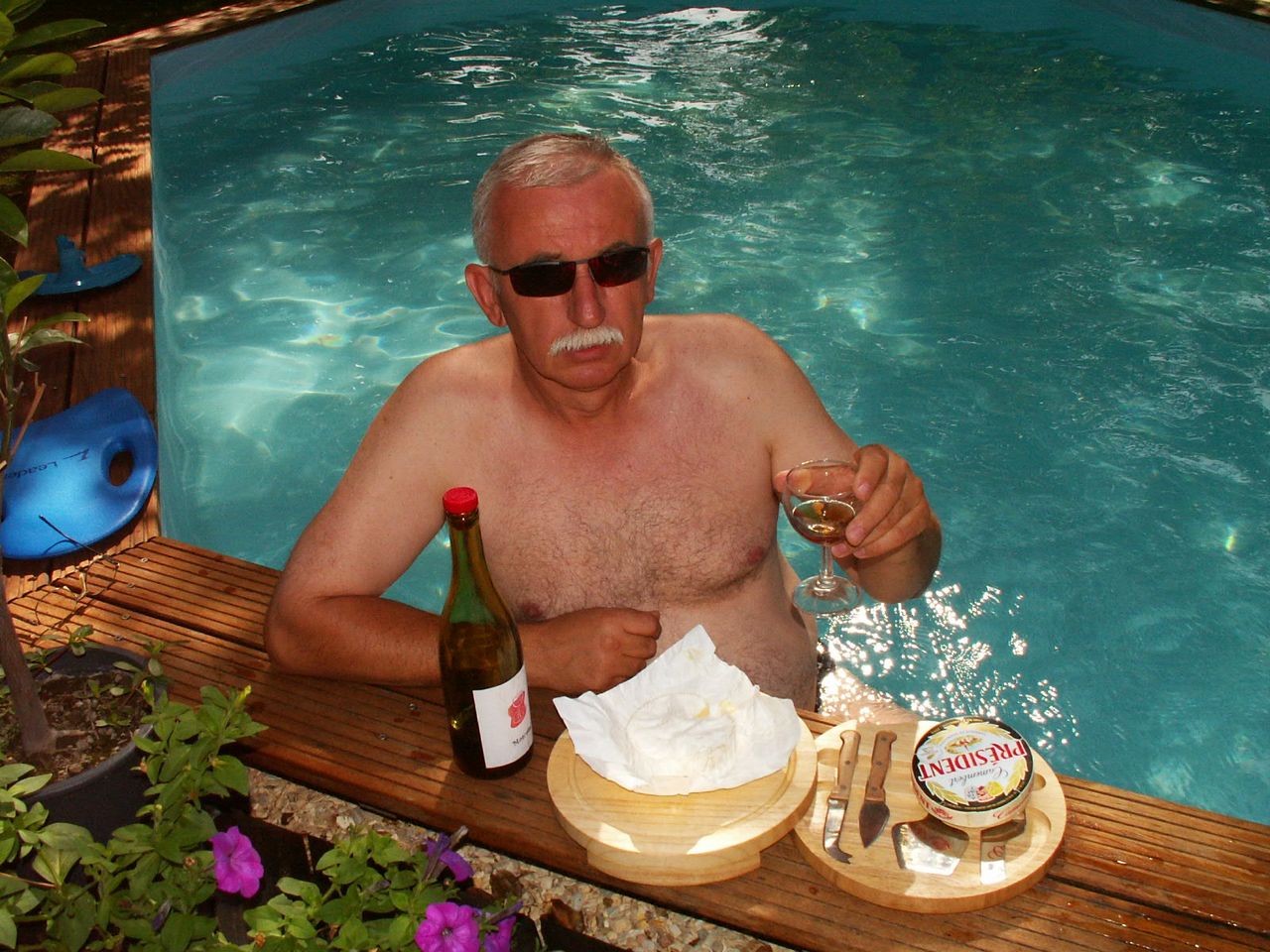 Don Padre relaksuje sie w basanie po francusku-winem i serami :)