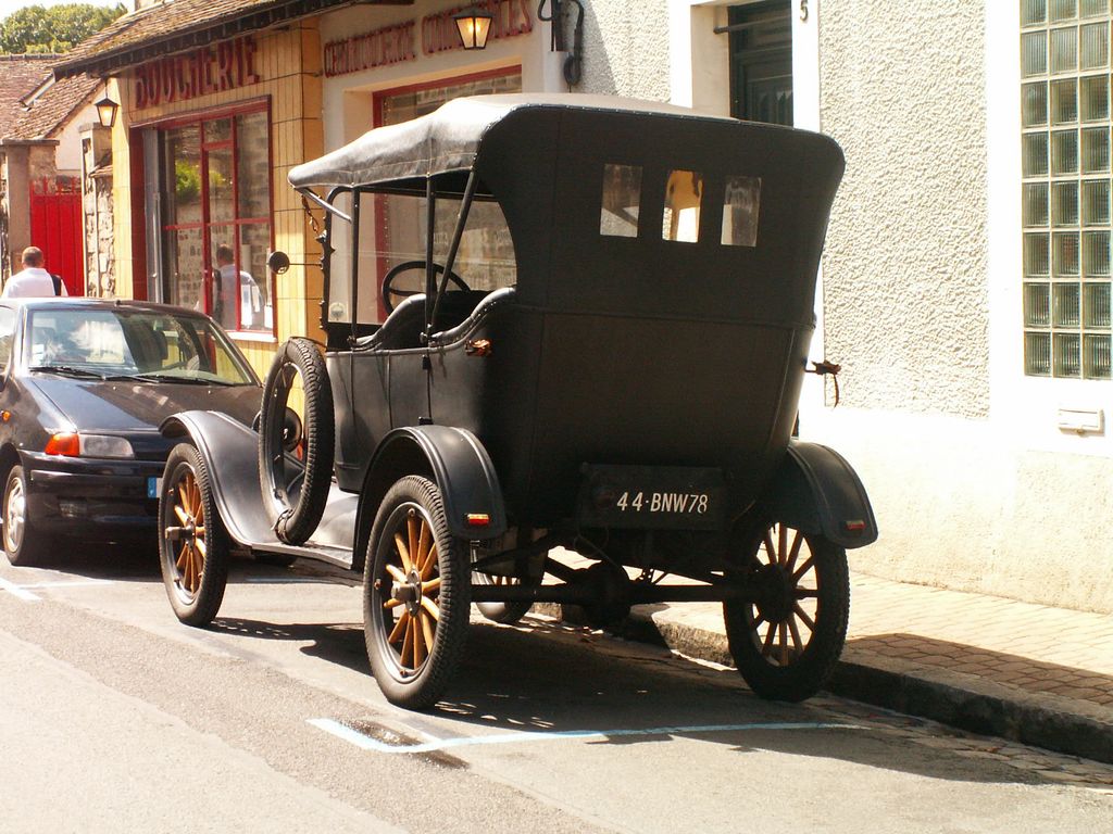 FORD jeden z piewszych samochodow seryjnie produkowanych, wlasciciel przyjechal po bagietki