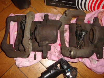 DSC00027.JPG (2.76 MiB) Przejrzano 7201 razy Zaciski rozebrałem i czekają aż je wyczyszczę i pomaluję. Od razu wymienię uszczelniacze i tłoczyska na nowe.