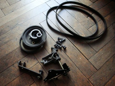 DSC00118.JPG (2.03 MiB) Przejrzano 7041 razy Klamoty do przełożenia alternatora za silnik (między przegrodę czołową a silnik)