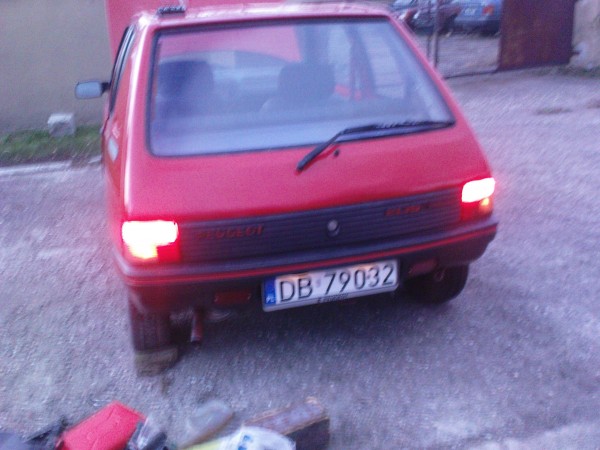 DSC01206.JPG (727.98 KiB) Przejrzano 6420 razy bez kitu nie mialem jak dodać prosze zrobione brakowało PLUSA w lampie nie wiem czemu nie swiecila podłączyłem na (LEWO) by tylko świeciło Pytanie jaki bezpiecznik musi być do pozycji tył Tablica + Lampy na kablu dalem bezpiecznik gdyby gdyby :)