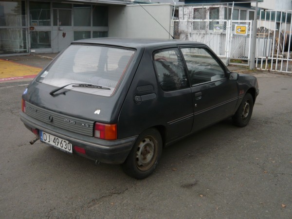 Jak widać na zdjęciu, ta strona cała leży.. a na górnej krawędzi klapy widac zagięcie...