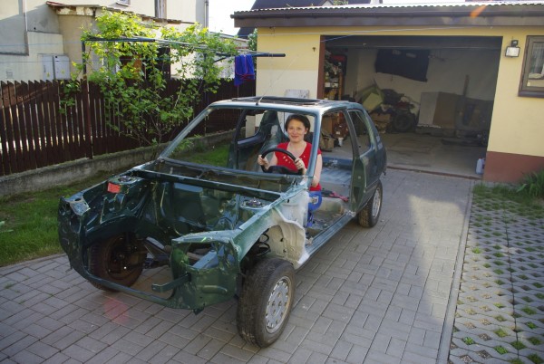 Moja wspaniała małżonka już siedzi za kółkiem, i nie straszny jej brak siedzeń