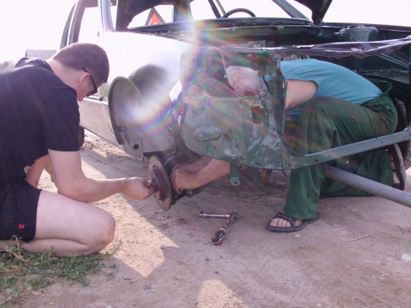 IMG_0236.JPG (2.32 MiB) Przejrzano 5715 razy No i niestety słabo skręcona półoś własnej produkcji i koło potoczyło się w zboże, krótka naprawa i w drogę