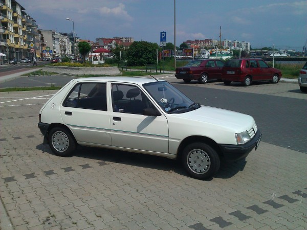 Jak widać naklejka nie dochodzi do końca. Najwyraźniej coś było z tym bokiem robione.