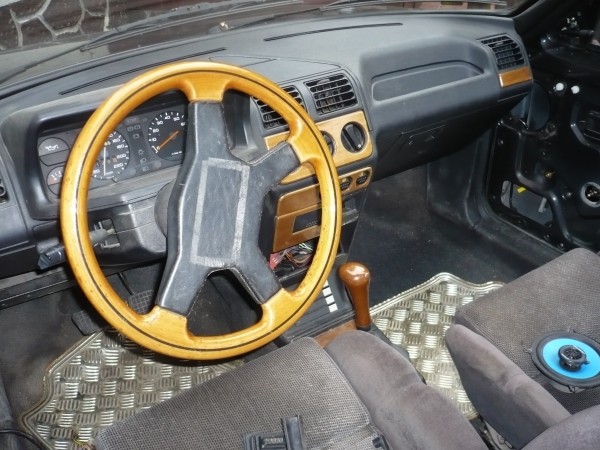 Kierownica jest chyba najlepiej zachowanym elementem całego auta. Ślady po kleju od taśmy trzymającej przypominacz dla starszego Pana o treści "Światła"