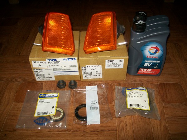 100_3742.JPG (2.59 MiB) Przejrzano 7871 razy Mrygacze TYC,<br />Simerringi pół osi,<br />Poduszka silnika,<br />Olej do skrzyni Total.<br />Nakrętki,