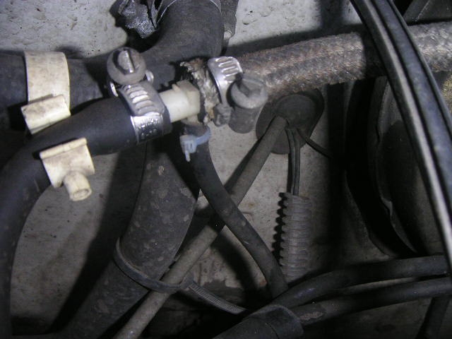 trójnik na przewodzie pompa vaacum-serwo.JPG