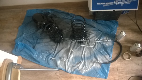 A tu serwo i sprężyny po końcowym lakierowaniu, przewody od wspomagania też zabezpieczyłem świeżym lakierem.