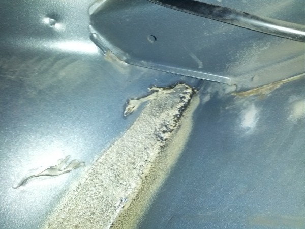 z tego rogu cieknie woda... analogicznie -symetrycznie po stronie kierowcy także. jakiś pomysł skąd to? uszczelka szyby wygląda na szczelną, możliwe, że to z jakiejś - a jakże - dziury pomiędzy wnętrzem a spływem pod błotnikiem?