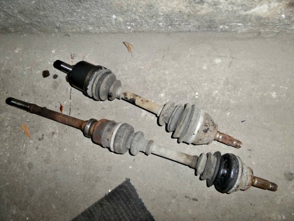 20150201_124107.jpg (583.85 KiB) Przejrzano 5742 razy Lewa półoś GSP - całkiem sprawna po 1.5 roku użytkowania. I stara zdezelowana, której czas dobiegł końca.