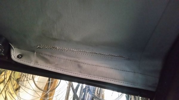 43754167_171196410473299_3593792354256945152_n.jpg (166.67 KiB) Przejrzano 14373 razy Ślad po domniemanym nożowniku, łatane przez pobliskiego tapicera. Nie samochodowego. :P Skasował 30zł.