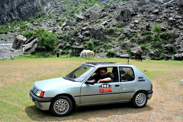IMG_4940.JPG (1.35 MiB) Przejrzano 10851 razy W Górach Przeklętych, kilkanaście metrów od trasy SH20. W tle pasące się dzikie konie.