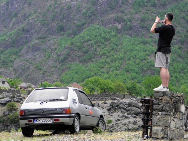 P5050265.jpg (1.47 MiB) Przejrzano 10309 razy Filipczak zrobił zdjęcie mnie, robiącego zdjęcia dizlowi na polanie przy SH20...