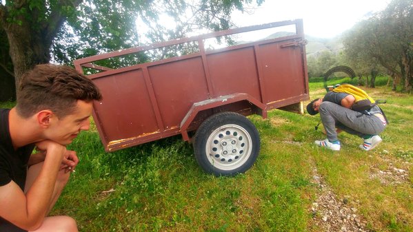 20180504_142211.jpg (852.47 KiB) Przejrzano 10851 razy Filipczak z Józkiem obczajają bałkański patent przyczepki na belce z 205-tki z felgami SL201