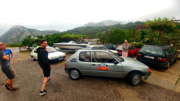 20180503_175422.jpg (632.59 KiB) Przejrzano 10303 razy Uśmiech ekipy wywołało znalezienie lokalnego warsztatu, którego właściciel gnił na podwórku wiele ciekawych eksponatów: od Łódki, Passata, przez Citroeny Dyane, Visę, XM-a, Xantię aż po 205 Greena i jakąś 309-tkę. Miny trochę nam zrzedły, gdy na fotelu jednego z samochodów dostrzegliśmy też dawno już zgniłego... kota.