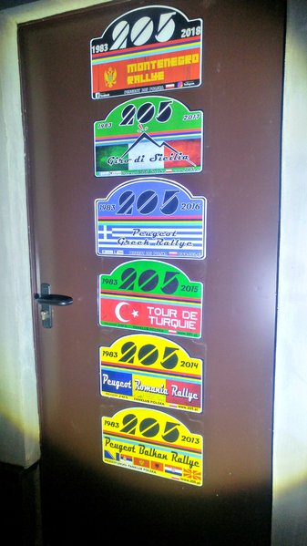 20180506_214238_HDR.jpg (508.24 KiB) Przejrzano 10841 razy Na koniec tradycyjnie magnes tripowy powędrował na drzwi garażu. Od 2013 roku srebrna strzała na ropę objechała wszystkie sześć wypraw!