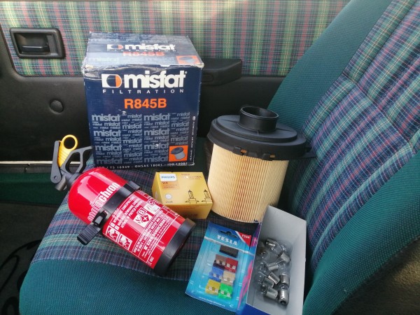 84289679_204576127331478_645708333923172352_n.jpg (1.15 MiB) Przejrzano 14958 razy Filtr powietrza, trochę oświetlenia no i gaśnica jeśli coś by się paliło przy drodze ;)