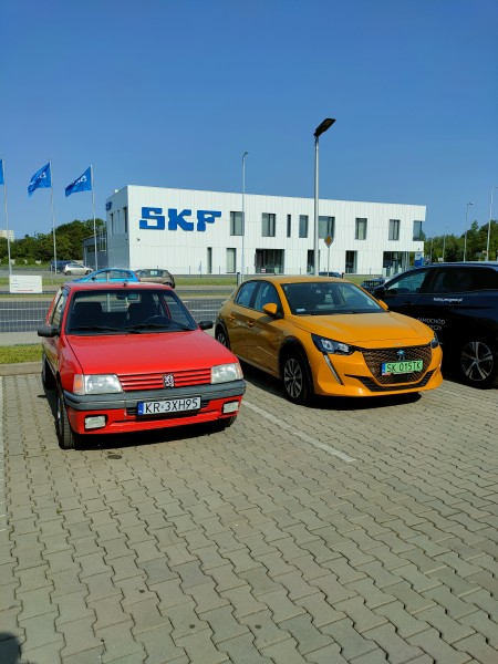 IMG20230527085931.jpg (4.03 MiB) Przejrzano 47327 razy Stare i nowe pod salonem Peugeota